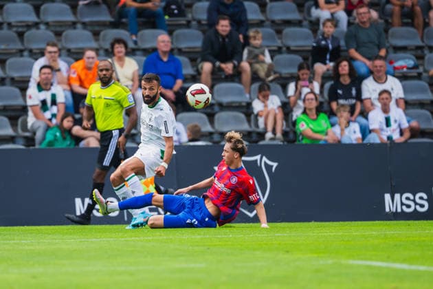 Frank Honorat (Borussia Moenchengladbach, 09) flankt vor dem graetschenden Sam Sausmikat (Wuppertaler SV, 11) Wuppertaler SV vs. Borussia Moenchengladbach, Fussball, Freundschaftsspiel, Saison 2026 27, 18.07.2026, Wuppertaler SV vs. Borussia Moenchengladbach, Fussball, Freundschaftsspiel, Saison 2026 27, 18.07.2026 Wuppertal *** Frank Honorat, Borussia Mönchengladbach (No. 09), crosses the ball past Sam Sausmikat (No. 11) of Wuppertaler SV, who is sliding in; Wuppertaler SV vs. Borussia Mönchengladbach, soccer, friendly match, 2026–27 season, July 18, 2026, Wuppertaler SV vs. Borussia Mönchengladbach, soccer, friendly match, 2026–27 season, July 18, 2026, Wuppertal Copyright: xEibner-Pressefoto LukasxBaldygax EP_LBA