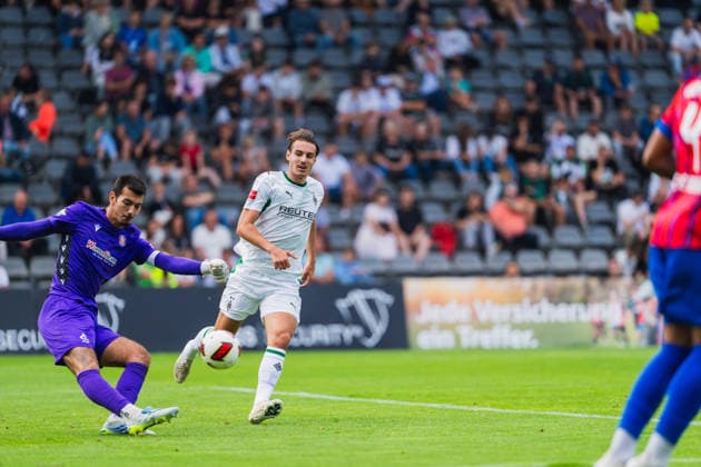 Fotios Adamidis (Wuppertaler SV, 01) klaert vor Florian Neuhaus (Borussia Moenchengladbach, 10) Wuppertaler SV vs. Borussia Moenchengladbach, Fussball, Freundschaftsspiel, Saison 2026 27, 18.07.2026, Wuppertaler SV vs. Borussia Moenchengladbach, Fussball, Freundschaftsspiel, Saison 2026 27, 18.07.2026 Wuppertal *** Fotios Adamidis (Wuppertaler SV), No. 1, clears the ball past Florian Neuhaus (Borussia Mönchengladbach), No. 10. Wuppertaler SV vs. Borussia Mönchengladbach, soccer, friendly match, 2026–27 season, July 18, 2026, Wuppertaler SV vs. Borussia Mönchengladbach, soccer, friendly match, 2026–27 season, July 18, 2026, Wuppertal Copyright: xEibner-Pressefoto LukasxBaldygax EP_LBA