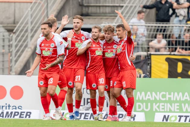 Deutschland: 17. Juli 2026: Testspiel - Vorbereitung 2026 2027 - SC Rot-Weiß Oberhausen vs. Borussia Dortmund, Stadion Niederrhein, Oberhausen Tor zum 1:0 durch Timur Kesim (Rot-Weiß Oberhausen, 9) Jubel Freude Emotionen TorjubelTravis de Jong (Rot-Weiß Oberhausen, 21) Kerem Yalcin (Rot-Weiß Oberhausen, 13) Luca Schlax (Rot-Weiß Oberhausen, 10) Nils Winter (Rot-Weiß Oberhausen, 23) *** Germany, July 17, 2026, Friendly Match, 2026–2027 Preseason, SC Rot-Weiß Oberhausen vs. Borussia Dortmund, Niederrhein Stadium, Oberhausen. Goal to make it 1–0 by Timur Kesim (Rot-Weiß Oberhausen), 9. Cheers, joy, emotions, goal celebration—Travis de Jong (Rot-Weiß Oberhausen), 21 Kerem Yalcin, Rot-Weiß Oberhausen, 13 Luca Schlax, Rot-Weiß Oberhausen, 10 Nils Winter, Rot-Weiß Oberhausen, 23 Copyright: xCelinaxLeiersx