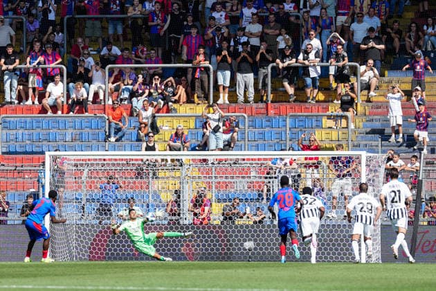 Fussball, Testspiel: FC Basel 1893 vs. Juventus Turin, Samstag, 18.07.2026 (St. Jakob-Park, Basel, Schweiz); Philip Otele (7, FC Basel) scheitert beim Elfmeter an Mattia Perin (1, Juventus Turin) *** Soccer, Friendly Match: FC Basel 1893 vs. Juventus Turin, Saturday, July 18, 2026, St. Jakob Park, Basel, Switzerland; Philip Otele 7, FC Basel s penalty kick saved by Mattia Perin 1, Juventus Turin Copyright: xValentinxDomgjonix