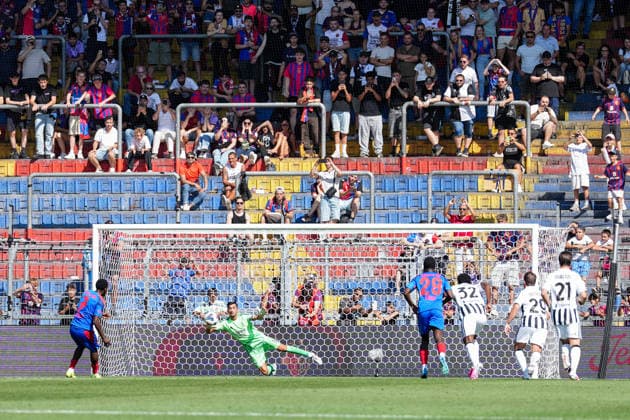 Fussball, Testspiel: FC Basel 1893 vs. Juventus Turin, Samstag, 18.07.2026 (St. Jakob-Park, Basel, Schweiz); Philip Otele (7, FC Basel) scheitert beim Elfmeter an Mattia Perin (1, Juventus Turin) *** Soccer, Friendly Match: FC Basel 1893 vs. Juventus Turin, Saturday, July 18, 2026, St. Jakob Park, Basel, Switzerland; Philip Otele 7, FC Basel s penalty kick saved by Mattia Perin 1, Juventus Turin Copyright: xValentinxDomgjonix