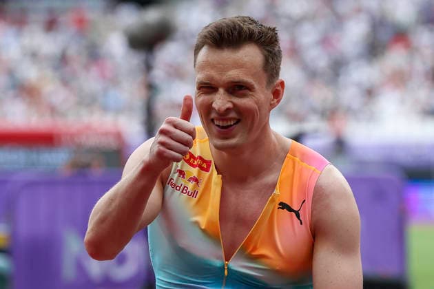 2026 Wanda Diamond League - Novuna London Athletics Meet Karsten Warholm of Norway gives the thumbs up as he relaxes after his win during the men s 800m at the Wanda Diamond League meeting at the London Stadium in Stratford, London. United Kingdom  Copyright: xMIxNewsx originalFilename:fletcher-wandadua260718_npIRG.jpg