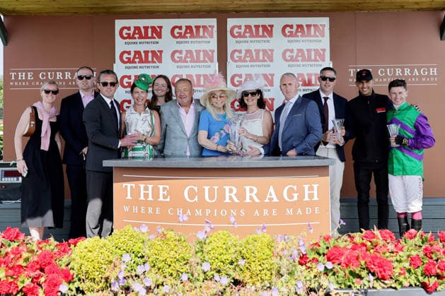 REPRO FREE *PRESS RELEASE NO REPRODUCTION FEE* EDITORIAL USE ONLY Curragh Racing Juddmonte Irish Oaks Weekend, Curragh Racecourse, Kildare 18 7 2026 GAIN Railway Stakes The winning connections are presented with the trophy after the race The winning connections are presented with the trophy after the race 18 7 2026  Copyright: xLaszloxGeczox LG_18-07-2026_031144
