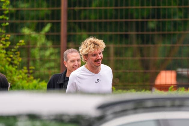 Deutschland: Fussball, 18.07.2026, Weserstadion (Bremen) Nick Woltemade, Stürmer von Newcastle United und von der DFB Nationalmannschaft, neben Fans auf dem Parkplatz des Weserstadions *** German Soccer, July 18, 2026, Weserstadion, Bremen: Nick Woltemade, forward for Newcastle United and the DFB national team, stands next to fans in the Weserstadion parking lot Copyright: xLeonxFrickx