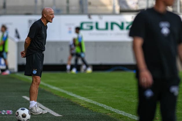 SOCCER - Altach vs Grasshoppers, test match ALTACH,AUSTRIA,18.JUL.26 - SOCCER - ADMIRAL Bundesliga, Super League, SCR Altach vs Grasshopper Club Zuerich, test match. Image shows head coach Peter Zeidler (Grashoppers).  GEPAxpictures xOliverxLerch