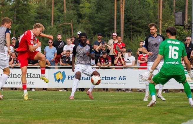 18.07.2026 - Fussball - Saison 2026 2027 - Testspiel Freundschaftsspiel Vorbereitungsspiel: 1. FC Nürnberg Nuernberg FCN ( Club ) - SV Waldhof Mannheim 07 - Sportfoto Zink DaMa - xdaxmax - Tor Treffer Torschuß zum 2:2 - Torschütze Piet Scobel (19, 1. FC Nürnberg FCN ) gegen Jan Niemann (16, SV Waldhof Mannheim 07 SVW07 ) *** July 18, 2026 Soccer Season 2026–2027 Exhibition Match Friendly Match Preseason Match 1. FC Nürnberg (FCN) vs. SV Waldhof Mannheim 07 (SVW07) Sports Photo by Zink DaMa xdaxmax Goal, Shot on Goal, 2–2 TGoal scorer Piet Scobel 19, 1. FC Nürnberg (FCN) vs. Jan Niemann 16, SV Waldhof Mannheim 07 (SVW07)