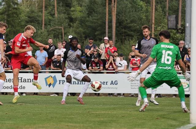 18.07.2026 - Fussball - Saison 2026 2027 - Testspiel Freundschaftsspiel Vorbereitungsspiel: 1. FC Nürnberg Nuernberg FCN ( Club ) - SV Waldhof Mannheim 07 - Sportfoto Zink DaMa - xdaxmax - Tor Treffer Torschuß zum 2:2 - Torschütze Piet Scobel (19, 1. FC Nürnberg FCN ) gegen Jan Niemann (16, SV Waldhof Mannheim 07 SVW07 ) *** July 18, 2026 Soccer Season 2026–2027 Exhibition Match Friendly Match Preseason Match 1. FC Nürnberg (FCN) vs. SV Waldhof Mannheim 07 (SVW07) Sports Photo by Zink DaMa xdaxmax Goal, Shot on Goal, 2–2 TGoal scorer Piet Scobel 19, 1. FC Nürnberg (FCN) vs. Jan Niemann 16, SV Waldhof Mannheim 07 (SVW07)