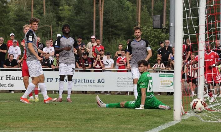 18.07.2026 - Fussball - Saison 2026 2027 - Testspiel Freundschaftsspiel Vorbereitungsspiel: 1. FC Nürnberg Nuernberg FCN ( Club ) - SV Waldhof Mannheim 07 - Sportfoto Zink DaMa - xdaxmax - Tor Treffer Torschuß zum 2:2 - Torschütze Piet Scobel (19, 1. FC Nürnberg FCN ) gegen Jan Niemann (16, SV Waldhof Mannheim 07 SVW07 ) *** July 18, 2026 Soccer Season 2026–2027 Exhibition Match Friendly Match Preseason Match 1. FC Nürnberg (FCN) vs. SV Waldhof Mannheim 07 (SVW07) Sports Photo by Zink DaMa xdaxmax Goal, Shot on Goal, 2–2 TGoal scorer Piet Scobel 19, 1. FC Nürnberg (FCN) vs. Jan Niemann 16, SV Waldhof Mannheim 07 (SVW07)