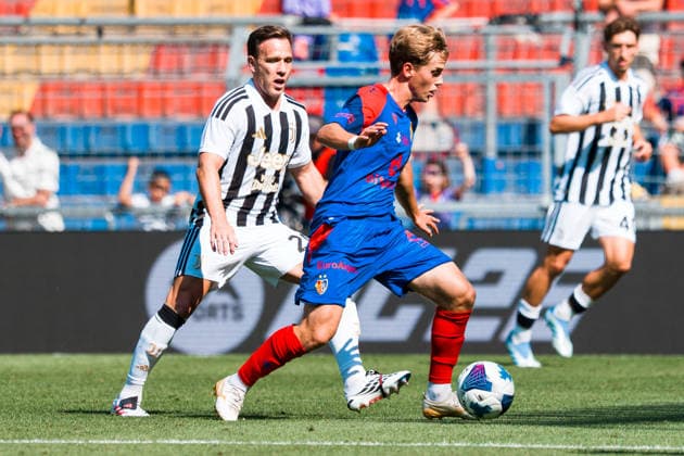 BASEL, SWITZERLAND - JULY 18: L-R) Michele Di Gregorio of Juventus, Ludwig Malachowski Thorell of Basel controls the ball and Jonas Rouhi of Juventus during the pre-season friendly match between FC Basel 1893 and Juventus at St. Jakob Stadium on July 18, 2026 in Basel, Switzerland. *** BASEL, SWITZERLAND, JULY 18 — From left to right: Michele Di Gregorio of Juventus, Ludwig Malachowski Thorell of Basel controls the ball, and Jonas Rouhi of Juventus during the preseason friendly match between FC Basel 1893 and Juventus at St. Jakob Stadium on July 18, 2026, in Basel, Switzerland Copyright: xJustPictures.ch PascalxvonxBürenx jp-en-EuSpIm-Pavo_Fotografie-05635