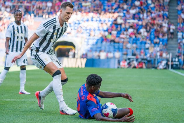 BASEL, SWITZERLAND - JULY 18: battles for the ball with Arkadiusz Milik of Juventus and Metinho of Basel during the pre-season friendly match between FC Basel 1893 and Juventus at St. Jakob Stadium on July 18, 2026 in Basel, Switzerland. *** BASEL, SWITZERLAND, JULY 18: Arkadiusz Milik of Juventus and Metinho of Basel battle for the ball during the preseason friendly match between FC Basel 1893 and Juventus at St. Jakob Stadium on July 18, 2026, in Basel, Switzerland Copyright: xJustPictures.ch PascalxvonxBürenx jp-en-EuSpIm-Pavo_Fotografie-05701