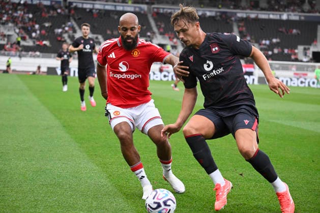 Manchester United, ManU s Bryan Mbeumo (L) and Wrexham s Callum Doyle during football opening pre-season friendly match between Manchester United and Wrexham AFC at Helsinki Olympic Stadium in Helsinki, Finland on July 18, 2026. - MARKKU ULANDER Helsinki Finland xTnrHxdsS5s  Copyright: xMarkkuxUlanderx xTnrHxdsS5s