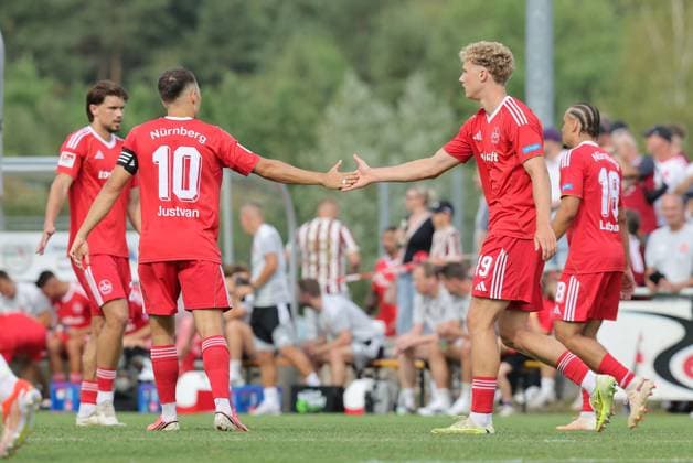 18.07.2026 - Fussball - Saison 2026 2027 - Testspiel Freundschaftsspiel Vorbereitungsspiel: 1. FC Nürnberg Nuernberg FCN ( Club ) - SV Waldhof Mannheim 07 - Sportfoto Zink DaMa - xdaxmax - Jubel Freude Torjubel nach Tor zum 2:2 - Piet Scobel (19, 1. FC Nürnberg FCN ) und Mannschaft Team jubelt freut sich - Torschütze: Piet Scobel (19, 1. FC Nürnberg FCN ) *** July 18, 2026 Soccer Season 2026–2027 Exhibition Match Friendly Match Preseason Match 1. FC Nürnberg (FCN) vs. SV Waldhof Mannheim 07 Sports Photo by Zink DaMa xdaxmax Celebration Joy Goal Celebration after the 2nd goal 2 Piet Scobel 19, 1 FC Nuremberg FCN and the team celebrating, happy Goal scorer Piet Scobel 19, 1 FC Nuremberg FCN