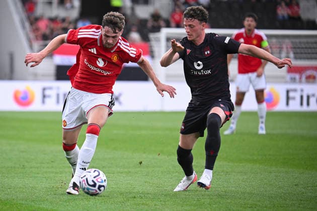 Manchester United, ManU s Jack Fletcher (L) and Wrexham s Nathan Broadhead during football opening pre-season friendly match between Manchester United and Wrexham AFC at Helsinki Olympic Stadium in Helsinki, Finland on July 18, 2026. - MARKKU ULANDER Helsinki Finland _83DnGJg5Og  Copyright: xMarkkuxUlanderx _83DnGJg5Og