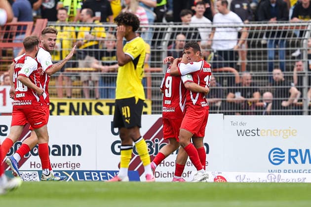 2026.07.18, xkwix, Fußball, Testspiel, Rot-Weiß Oberhausen - Borussia Dortmund, Stadion Niederrhein, Testspiel, Saison 2026 2027: Mannschaft jubelt das 1:0 Tor durch Timur Kesim (Rot-Weiß Oberhausen 9) DFB regulations prohibit any use of photographs as image sequences and or quasi-video. Photo: xKamilxWilkowskixPressefotoKochx Nordrhein-Westfalen Deutschland *** July 18, 2026, xkwix, Soccer, Friendly Match, Rot-Weiß Oberhausen vs. Borussia Dortmund, Niederrhein Stadium, Friendly Match, 2026–2027 season: The team celebrates the 1–0 goal scored by Timur Kesim. Rot-Weiß Oberhausen 9. DFB regulations prohibit any use of photographs as image sequences and or quasi-video. Photo: xKamilxWilkowskixPressefotoKochx, North Rhine-Westphalia, Germany
