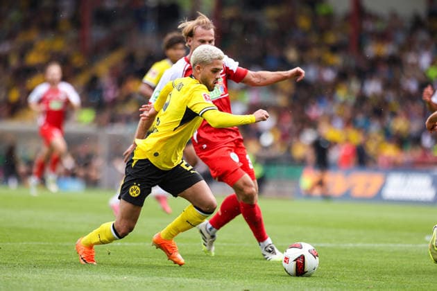 2026.07.18, xkwix, Fußball, Testspiel, Rot-Weiß Oberhausen - Borussia Dortmund, Stadion Niederrhein, Testspiel, Saison 2026 2027: Yan Couto (Borussia Dortmund 2) im Zweikampf gegen Pierre Fassnacht (Rot-Weiß Oberhausen 3) DFB regulations prohibit any use of photographs as image sequences and or quasi-video. Photo: xKamilxWilkowskixPressefotoKochx Nordrhein-Westfalen Deutschland *** July 18, 2026, xkwix, Soccer, Friendly Match, Rot-Weiß Oberhausen vs. Borussia Dortmund, Niederrhein Stadium, Friendly Match, 2026–2027 season: Yan Couto (Borussia Dortmund 2) in a tackle against Pierre Fassnacht (Rot-Weiß Oberhausen 3). DFB regulations prohibit any use of photographs as image sequences and or quasi-video. Photo: xKamilxWilkowskixPressefotoKochx, North Rhine-Westphalia, Germany