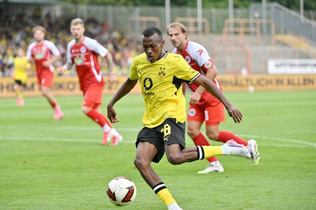 Justin Lerma (Borussia Dortmund) erzielt mit diesem Schuss das Tor zum 1:1 18.07.2026, Fussball 1. Bundesliga, Saison 2026 2027, Testspiel, Rot-Weiß Oberhausen - Borussia Dortmund Oberhausen Niederrheinstadion Nordrhein Westfalen Deutschland *** Justin Lerma of Borussia Dortmund scores the goal with this shot on 1 1 18 07 2026, Soccer 1 Bundesliga, 2026–2027 season, Friendly Match, Rot-Weiß Oberhausen vs. Borussia Dortmund, Oberhausen, Niederrheinstadion, North Rhine-Westphalia, Germany Team2