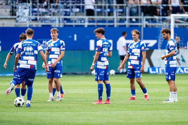 SOCCER - Linz vs Braunschweig, test match LINZ,AUSTRIA,18.JUL.26 - SOCCER - ADMIRAL 2. Liga, 2. DFL, 2. Deutsche Bundesliga, FC Blau Weiss Linz vs Eintracht Braunschweig, test match. Image shows the warm up of Linz.  GEPAxpictures xJulioxArellano