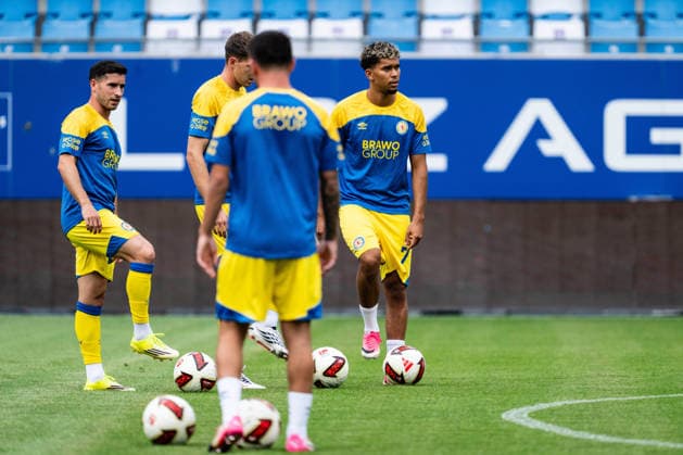 SOCCER - Linz vs Braunschweig, test match LINZ,AUSTRIA,18.JUL.26 - SOCCER - ADMIRAL 2. Liga, 2. DFL, 2. Deutsche Bundesliga, FC Blau Weiss Linz vs Eintracht Braunschweig, test match. Image shows the warm up of Braunschweig.  GEPAxpictures xJulioxArellano