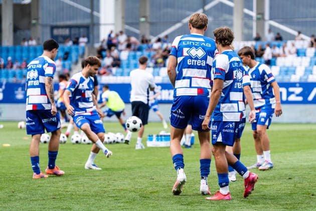 SOCCER - Linz vs Braunschweig, test match LINZ,AUSTRIA,18.JUL.26 - SOCCER - ADMIRAL 2. Liga, 2. DFL, 2. Deutsche Bundesliga, FC Blau Weiss Linz vs Eintracht Braunschweig, test match. Image shows the warm up of Linz.  GEPAxpictures xJulioxArellano