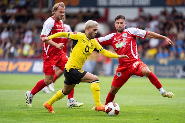 18.07.2026, GER Deutschland, Fussball, Saison 2026 2027, Testspiel zwischen Rot Weiß Oberhausen vs. Borussia Dortmund Zweikampf zwischen Yan Couto (Borussia Dortmund, 2) und Pierre Fassnacht (Rot Weiß Oberhausen, RWO, 3), Michel Niemeyer (Rot Weiß Oberhausen, RWO, 29) Oberhausen Stadion Niederrhein Nordrhein Westfalen Deutschland *** July 18, 2026, GER Germany, Soccer, 2026–2027 Season, Friendly match between Rot-Weiß Oberhausen and Borussia Dortmund; tackle between Yan Couto (Borussia Dortmund, No. 2) and Pierre Fassnacht (Rot-Weiß Oberhausen, RWO, No. 3); Michel Niemeyer (Rot-Weiß Oberhausen, RWO, No. 29); Oberhausen Stadium, Lower Rhine, North Rhine-Westphalia, Germany Copyright: xnordphotoxGmbHx xSchulzex