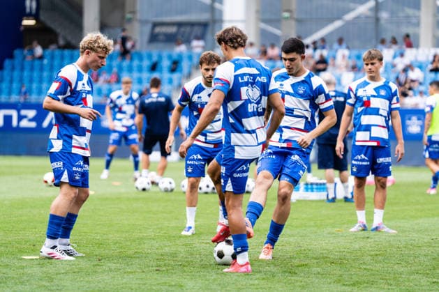 SOCCER - Linz vs Braunschweig, test match LINZ,AUSTRIA,18.JUL.26 - SOCCER - ADMIRAL 2. Liga, 2. DFL, 2. Deutsche Bundesliga, FC Blau Weiss Linz vs Eintracht Braunschweig, test match. Image shows the warm up of Linz.  GEPAxpictures xJulioxArellano