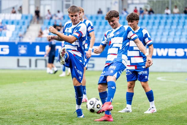 SOCCER - Linz vs Braunschweig, test match LINZ,AUSTRIA,18.JUL.26 - SOCCER - ADMIRAL 2. Liga, 2. DFL, 2. Deutsche Bundesliga, FC Blau Weiss Linz vs Eintracht Braunschweig, test match. Image shows the warm up of Linz.  GEPAxpictures xJulioxArellano