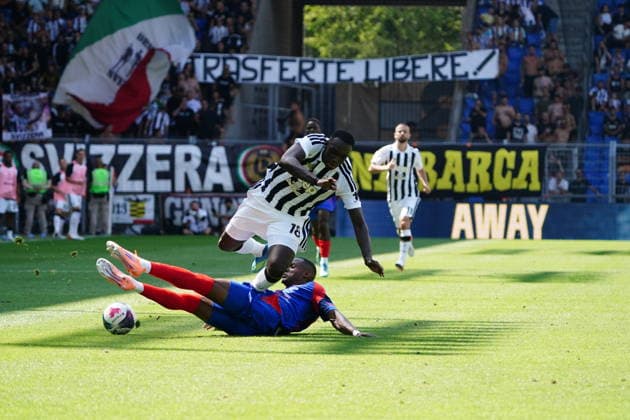 18.07.2026 Schweiz. Fussball Testspiel FC BASEL - FC JUVENTUS 0.0 Bild, Akpe Victory FC Basel gegen Jeff Ekhator Juventus Aktion Zweikampf *** July 18, 2026 Switzerland Soccer Friendly Match FC Basel vs. FC Juventus 0–0 Photo: Akpe Victory, FC Basel vs. Jeff Ekhator, Juventus, Action, Tackle 