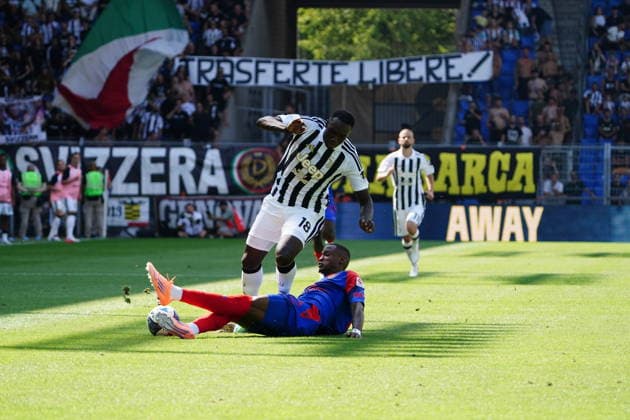 18.07.2026 Schweiz. Fussball Testspiel FC BASEL - FC JUVENTUS 0.0 Bild, Akpe Victory FC Basel gegen Jeff Ekhator Juventus Aktion Zweikampf *** July 18, 2026 Switzerland Soccer Friendly Match FC Basel vs. FC Juventus 0–0 Photo: Akpe Victory, FC Basel vs. Jeff Ekhator, Juventus, Action, Tackle 