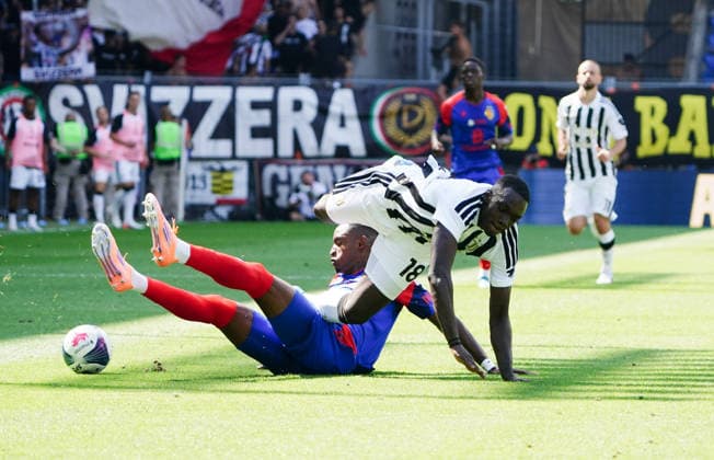 18.07.2026 Schweiz. Fussball Testspiel FC BASEL - FC JUVENTUS 0.0 Bild, Akpe Victory FC Basel gegen Jeff Ekhator Juventus Aktion Zweikampf *** July 18, 2026 Switzerland Soccer Friendly Match FC Basel vs. FC Juventus 0–0 Photo: Akpe Victory, FC Basel vs. Jeff Ekhator, Juventus, Action, Tackle 