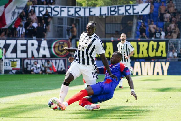 18.07.2026 Schweiz. Fussball Testspiel FC BASEL - FC JUVENTUS 0.0 Bild, Akpe Victory FC Basel gegen Jeff Ekhator Juventus Aktion Zweikampf *** July 18, 2026 Switzerland Soccer Friendly Match FC Basel vs. FC Juventus 0–0 Photo: Akpe Victory, FC Basel vs. Jeff Ekhator, Juventus, Action, Tackle 