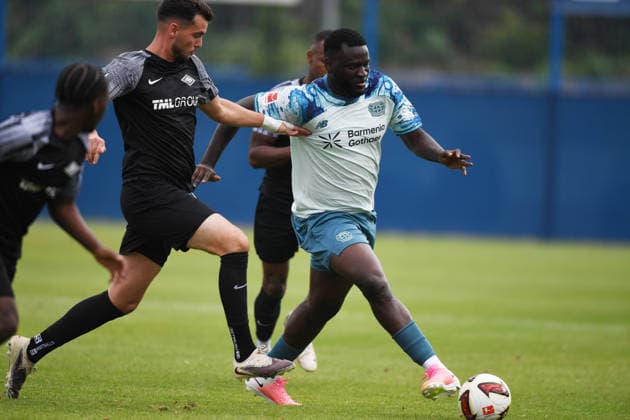 18.07.2026, xophax, Fussball 1.Bundesliga, Bayer 04 Leverkusen. Testspiel : SF Baumberg gegen Bayer 04 Leverkusen . Viktor Boniface ( Bayer 04 ) , rechts Monheim *** July 18, 2026, xophax, Soccer, Bundesliga 1, Bayer 04 Leverkusen Friendly Match: SF Baumberg vs. Bayer 04 Leverkusen, Viktor Boniface (Bayer 04), right, Monheim