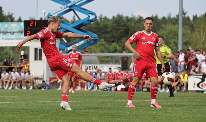 18.07.2026 - Fussball - Saison 2026 2027 - Testspiel Freundschaftsspiel Vorbereitungsspiel: 1. FC Nürnberg Nuernberg FCN ( Club ) - SV Waldhof Mannheim 07 - Sportfoto Zink DaMa - xdaxmax - Tim Janisch (32, 1. FC Nürnberg FCN ) mit Torschuss *** July 18, 2026 Soccer Season 2026–2027 Exhibition Match Friendly Match Preseason Match 1 FC Nürnberg (FCN) vs. SV Waldhof Mannheim 07 Sports Photo by Zink DaMa xdaxmax Tim Janisch 32, 1 FC Nürnberg (FCN) taking a shot on goal