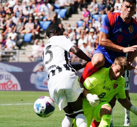 18.07.2026 Schweiz. Fussball Testspiel FC BASEL - FC JUVENTUS 0.0 Bild, Basels Torhueter Jonas Omlin rettet vor Jeremie Boga FC Juventus rechts Flavius Daniliuc FC Basel Aktion Zweikampf *** July 18, 2026 Switzerland Soccer Friendly Match FC Basel vs. FC Juventus 0–0 Photo: Basel goalkeeper Jonas Omlin makes a save against Jeremie Boga; FC Juventus Flavius Daniliuc on the right; FC Basel action; tackle 