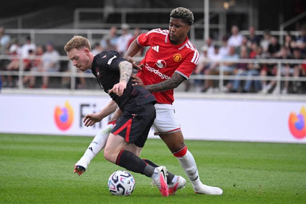 LKS 20260718 Wrexham s Lewis O’Brien (L) and Manchester United, ManU s Andrey Santos during football opening pre-season friendly match between Manchester United and Wrexham AFC at Helsinki Olympic Stadium in Helsinki, Finland on July 18, 2026. - MARKKU ULANDER Helsinki Finland YsCD0-X4a0k  Copyright: xMarkkuxUlanderx YsCD0-X4a0k