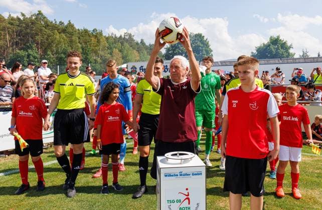18.07.2026 - Fussball - Saison 2026 2027 - Testspiel Freundschaftsspiel Vorbereitungsspiel: 1. FC Nürnberg Nuernberg FCN ( Club ) - SV Waldhof Mannheim 07 - Sportfoto Zink DaMa - xdaxmax - Heini Müller ( ehem. FCN - Meisterspieler Meister von 1961 ) führt Mannschaften Teams auf Spielfeld *** July 18, 2026 Soccer Season 2026–2027 Exhibition Match Friendly Match Preseason Match 1. FC Nürnberg (Nürnberg FCN) vs. SV Waldhof Mannheim 07 Sports Photo: Zink DaMa xdaxmax Heini Müller, former FCN championship player, champion of 1961 leads teams onto the field