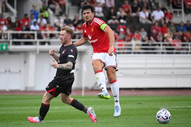 LKS 20260718 Wrexham s Lewis O’Brien (L) and Manchester United, ManU s Harry Maguire during football opening pre-season friendly match between Manchester United and Wrexham AFC at Helsinki Olympic Stadium in Helsinki, Finland on July 18, 2026. - MARKKU ULANDER Helsinki Finland nVGILGec3xg  Copyright: xMarkkuxUlanderx nVGILGec3xg