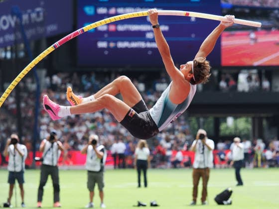 Armand Duplantis early in the competition in the mens pole vault during the Diamond League Athletics at the London Stadium, Queen Elizabeth Olympic Park , London, England on 18 July 2026. Copyright: xPhilxHutchinsonx 45280060