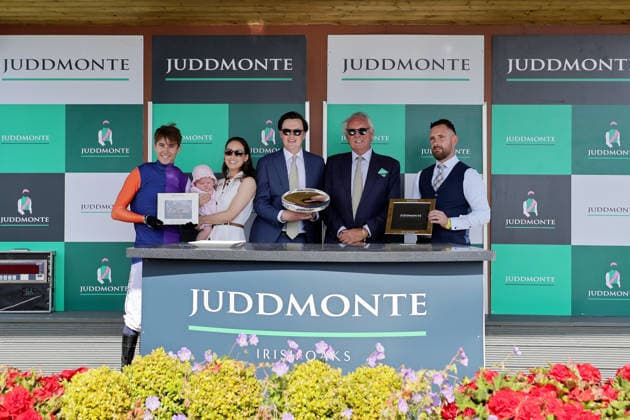 REPRO FREE *PRESS RELEASE NO REPRODUCTION FEE* EDITORIAL USE ONLY Curragh Racing Juddmonte Irish Oaks Weekend, Curragh Racecourse, Kildare 18 7 2026 Juddmonte Irish Oaks Colin Keane and the winning connections are presented with the trophy Colin Keane and the winning connections are presented with the trophy 18 7 2026  Copyright: xLaszloxGeczox LG_18-07-2026_031279