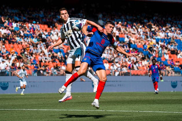 BASEL, SWITZERLAND - JULY 18: battles for the ball with Arkadiusz Milik of Juventus and Flavius Daniliuc of Basel during the pre-season friendly match between FC Basel 1893 and Juventus at St. Jakob Stadium on July 18, 2026 in Basel, Switzerland. *** BASEL, SWITZERLAND, JULY 18 — Arkadiusz Milik of Juventus and Flavius Daniliuc of Basel battle for the ball during the preseason friendly match between FC Basel 1893 and Juventus at St. Jakob Stadium on July 18, 2026, in Basel, Switzerland Copyright: xJustPictures.ch PascalxvonxBürenx jp-en-EuSpIm-Pavo_Fotografie-05545