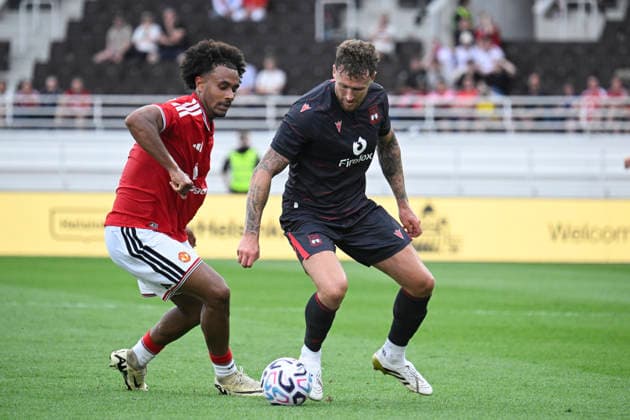 LKS 20260718 Manchester United, ManU s Joshua Zirkzee (L) and Wrexham s Dan Scarr during football opening pre-season friendly match between Manchester United and Wrexham AFC at Helsinki Olympic Stadium in Helsinki, Finland on July 18, 2026. - MARKKU ULANDER Helsinki Finland gRjnyy9yrbY  Copyright: xMarkkuxUlanderx gRjnyy9yrbY