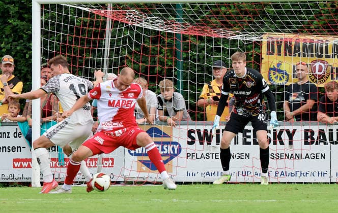 SOCCER - GAK vs Dresden, test match WINDISCHGARSTEN,AUSTRIA,18.JUL.26 - SOCCER - ADMIRAL Bundesliga, 2. DFL, 2. Deutsche Bundesliga, Grazer AK 1902 vs Dynamo Dresden, test match. Image shows Alexander Rossipal (Dynamo Dresden), Alexander Hofleitner (GAK) and Elias Bethke (Dynamo Dresden).  GEPAxpictures xHansxOberlaender