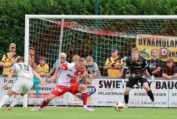 SOCCER - GAK vs Dresden, test match WINDISCHGARSTEN,AUSTRIA,18.JUL.26 - SOCCER - ADMIRAL Bundesliga, 2. DFL, 2. Deutsche Bundesliga, Grazer AK 1902 vs Dynamo Dresden, test match. Image shows Alexander Rossipal (Dynamo Dresden), Alexander Hofleitner (GAK) and Elias Bethke (Dynamo Dresden).  GEPAxpictures xHansxOberlaender