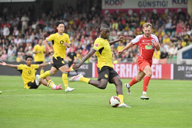 Serhou Guirassy (Borussia Dortmund) erzielt mit diesem Schuss das Tor zum 1:2 18.07.2026, Fussball 1. Bundesliga, Saison 2026 2027, Testspiel, Rot-Weiß Oberhausen - Borussia Dortmund Oberhausen Niederrheinstadion Nordrhein Westfalen Deutschland *** Serhou Guirassy of Borussia Dortmund scores the goal with this shot on 1 2 18 07 2026, Soccer 1 Bundesliga, 2026–2027 season, Friendly Match, Rot-Weiß Oberhausen vs. Borussia Dortmund, Niederrheinstadion, North Rhine-Westphalia, Germany Team2