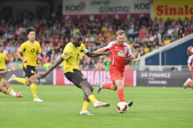 Serhou Guirassy (Borussia Dortmund) erzielt mit diesem Schuss das Tor zum 1:2 18.07.2026, Fussball 1. Bundesliga, Saison 2026 2027, Testspiel, Rot-Weiß Oberhausen - Borussia Dortmund Oberhausen Niederrheinstadion Nordrhein Westfalen Deutschland *** Serhou Guirassy of Borussia Dortmund scores the goal with this shot on 1 2 18 07 2026, Soccer 1 Bundesliga, 2026–2027 season, Friendly Match, Rot-Weiß Oberhausen vs. Borussia Dortmund, Niederrheinstadion, North Rhine-Westphalia, Germany Team2