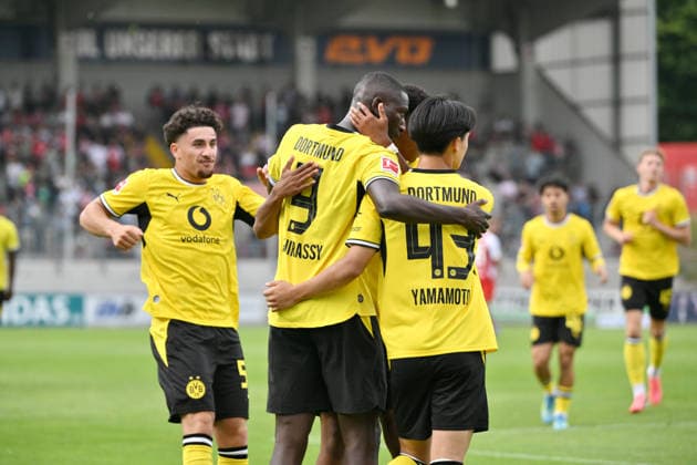 Jubel 1:2, Torschütze Serhou Guirassy (Borussia Dortmund), mi., wird gefeiert 18.07.2026, Fussball 1. Bundesliga, Saison 2026 2027, Testspiel, Rot-Weiß Oberhausen - Borussia Dortmund Oberhausen Niederrheinstadion Nordrhein Westfalen Deutschland *** Celebration 1 2, Goal Scorer Serhou Guirassy of Borussia Dortmund, Wed, is celebrated on July 18, 2026, Soccer, Bundesliga 1, 2026–2027 season, Friendly Match, Rot-Weiß Oberhausen vs. Borussia Dortmund, Oberhausen, Niederrheinstadion, North Rhine-Westphalia, Germany Team2
