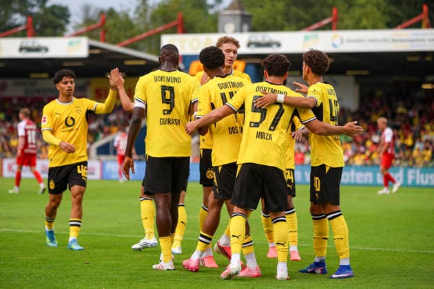 18.07.2026, GER, Fussball, Herren, Vorbereitungsspiel, Saison 2026 2027, Rot-Weiß Oberhausen - Borussia Dortmund Serhou Guirassy (BVB) Torjubel, jubelt mit ihrer Mannschaft nach dem Treffer zum 1:2 Oberhausen Stadion Niederrhein Nordrhein-Westfalen Deutschland *** July 18, 2026, GER, Soccer, Men s, Preseason Match, 2026–2027 Season, Rot-Weiß Oberhausen vs. Borussia Dortmund, Serhou Guirassy (BVB) celebrates a goal, cheering with his team after scoring to make it 1–2, Oberhausen Stadium, Lower Rhine, North Rhine-Westphalia, Germany Copyright: xAdrianxSchlüterx