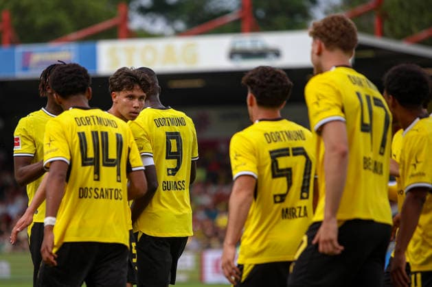 18.07.2026, GER, Fussball, Herren, Vorbereitungsspiel, Saison 2026 2027, Rot-Weiß Oberhausen - Borussia Dortmund Serhou Guirassy (BVB) Torjubel, jubelt mit ihrer Mannschaft nach dem Treffer zum 1:2 Oberhausen Stadion Niederrhein Nordrhein-Westfalen Deutschland *** July 18, 2026, GER, Soccer, Men s, Preseason Match, 2026–2027 Season, Rot-Weiß Oberhausen vs. Borussia Dortmund, Serhou Guirassy (BVB) celebrates a goal, cheering with his team after scoring to make it 1–2, Oberhausen Stadium, Lower Rhine, North Rhine-Westphalia, Germany Copyright: xAdrianxSchlüterx