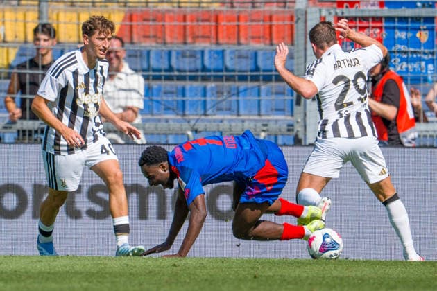 BASEL, SWITZERLAND - JULY 18: battles for the ball with L-R) Jonas Rouhi of Juventus, Philip Otele of Basel and Michele Di Gregorio of Juventus during the pre-season friendly match between FC Basel 1893 and Juventus at St. Jakob Stadium on July 18, 2026 in Basel, Switzerland. *** BASEL, SWITZERLAND, JULY 18: Jonas Rouhi of Juventus (left), Philip Otele of Basel, and Michele Di Gregorio of Juventus battle for the ball during the preseason friendly match between FC Basel 1893 and Juventus at St. Jakob Stadium on July 18, 2026, in Basel, Switzerland Copyright: xJustPictures.ch PascalxvonxBürenx jp-en-EuSpIm-Pavo_Fotografie-05757