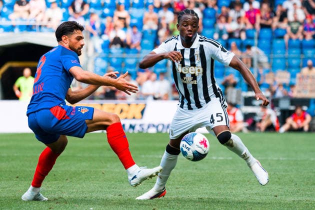 BASEL, SWITZERLAND - JULY 18: battles for the ball with Nicolas Vouilloz of Basel L) and Christos Papadopoulos of Juventus R) during the pre-season friendly match between FC Basel 1893 and Juventus at St. Jakob Stadium on July 18, 2026 in Basel, Switzerland. *** BASEL, SWITZERLAND, JULY 18: Nicolas Vouilloz of Basel (left) and Christos Papadopoulos of Juventus (right) battle for the ball during the preseason friendly match between FC Basel 1893 and Juventus at St. Jakob Stadium on July 18, 2026, in Basel, Switzerland Copyright: xJustPictures.ch PascalxvonxBürenx jp-en-EuSpIm-Pavo_Fotografie-06063