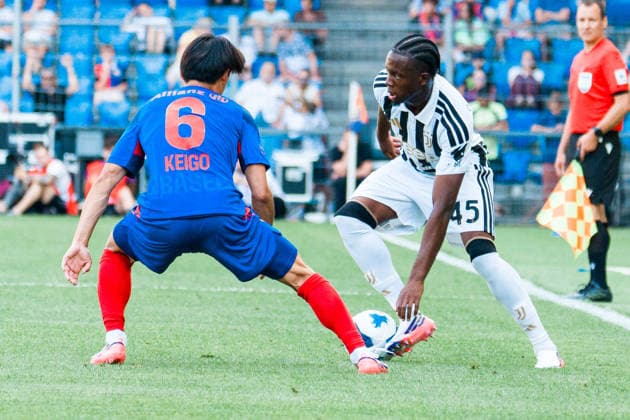 BASEL, SWITZERLAND - JULY 18: battles for the ball with Keigo Tsunemoto of Basel and Christos Papadopoulos of Juventus during the pre-season friendly match between FC Basel 1893 and Juventus at St. Jakob Stadium on July 18, 2026 in Basel, Switzerland. *** BASEL, SWITZERLAND, JULY 18 — Keigo Tsunemoto of Basel and Christos Papadopoulos of Juventus battle for the ball during the preseason friendly match between FC Basel 1893 and Juventus at St. Jakob Stadium on July 18, 2026, in Basel, Switzerland Copyright: xJustPictures.ch PascalxvonxBürenx jp-en-EuSpIm-Pavo_Fotografie-05586